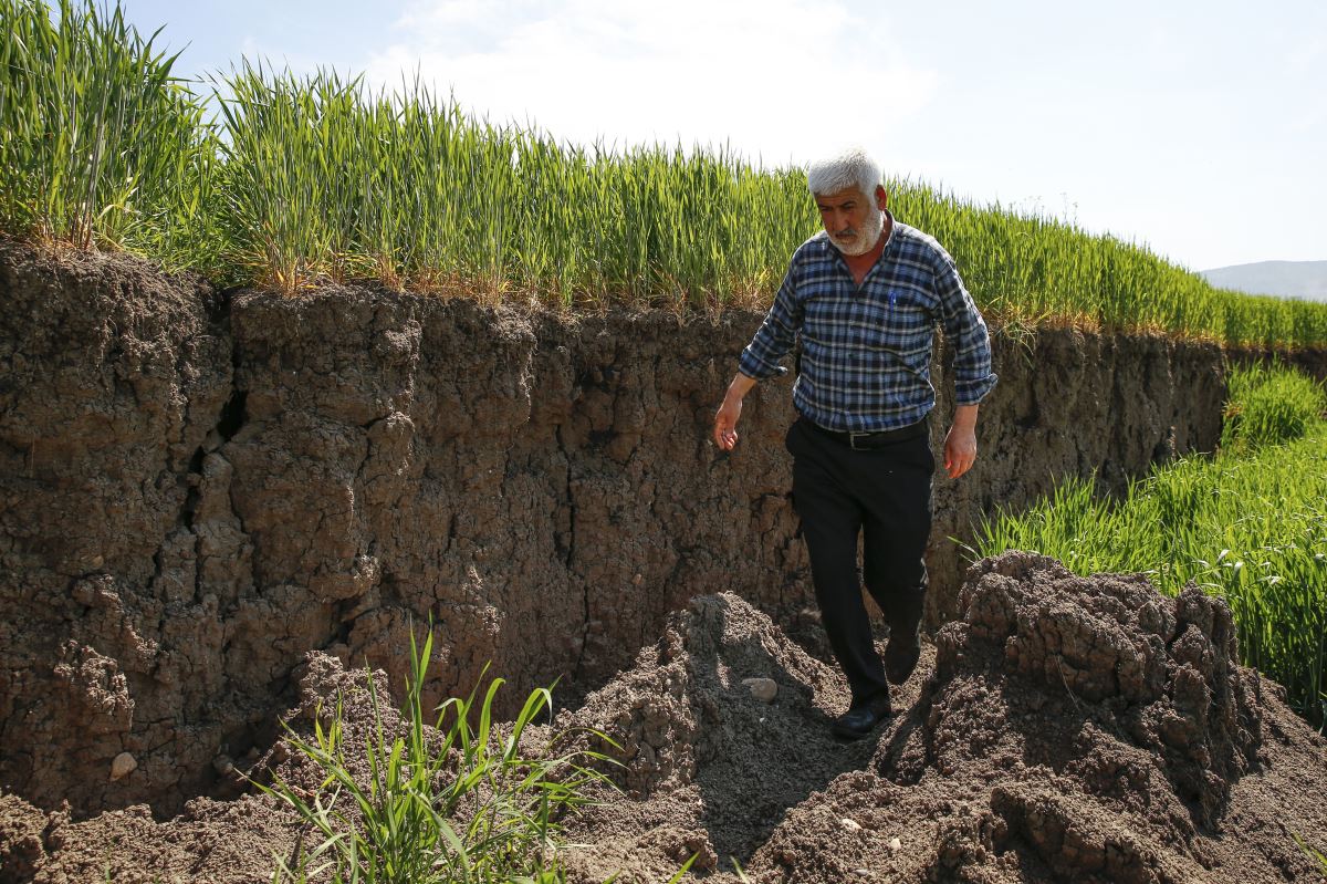 Deprem nedeniyle arazilerde 2 metreyi bulan çökmeler çiftçileri zorluyor