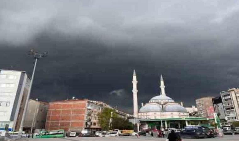 İstanbul'da aniden bastıran dolu, zor anlar yaşattı!