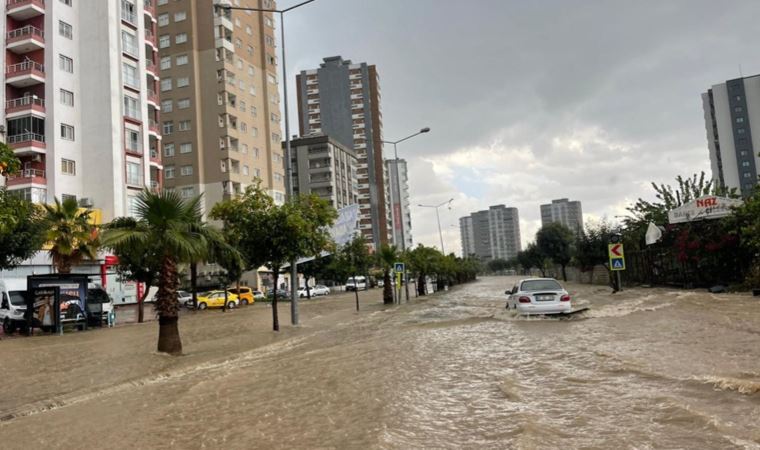 Adana'da sağanak ve dolu: Yollar göle döndü