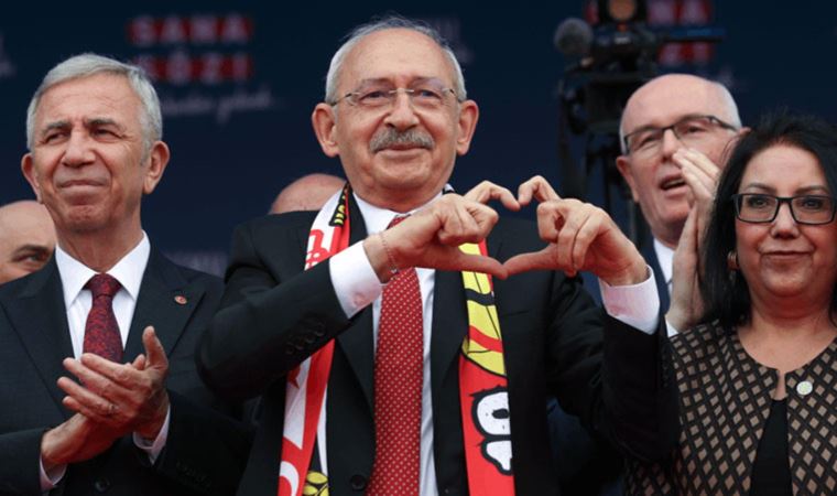 Mansur Yavaş’ın Kemal Kılıçdaroğlu’na bakıp kalp yapmaya çalıştığı anlar sosyal medyada gündem oldu