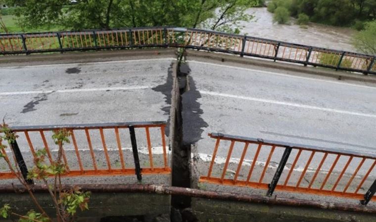 Balıkesir'de şiddetli yağış köprüye zarar verdi