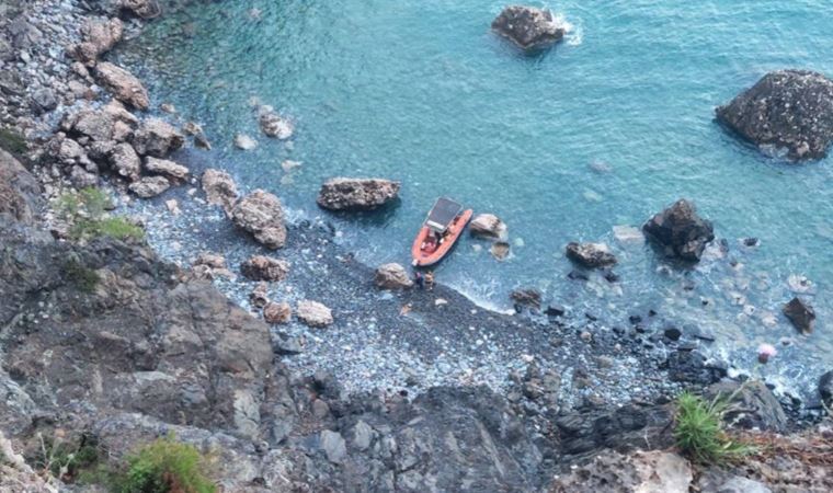 Antalya'da bot patlayınca kayalıklara tırmandılar: 1 yaralı