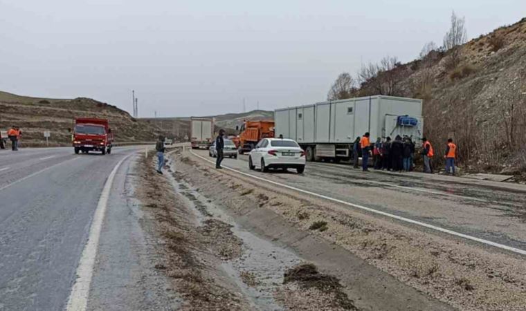 Deprem bölgesine konteynır taşıyan TIR kaza yaptı