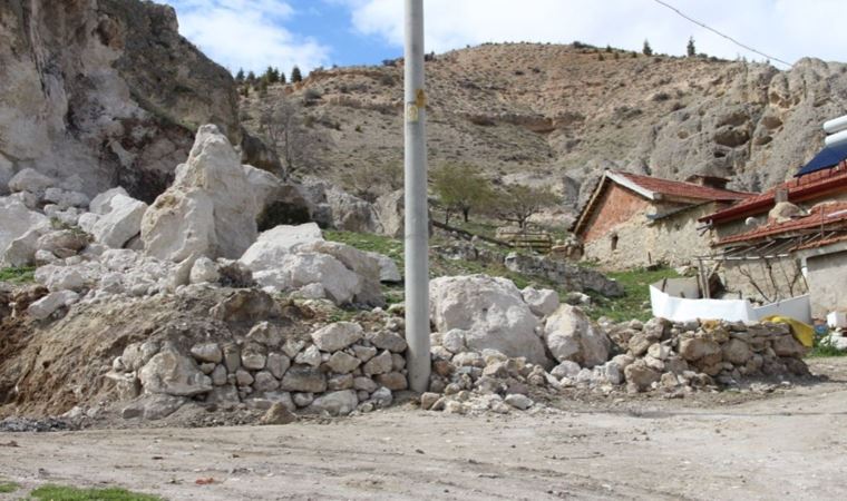 Afyonkarahisar'da yamaçtan kopan kaya parçaları tedirginliğe neden oldu