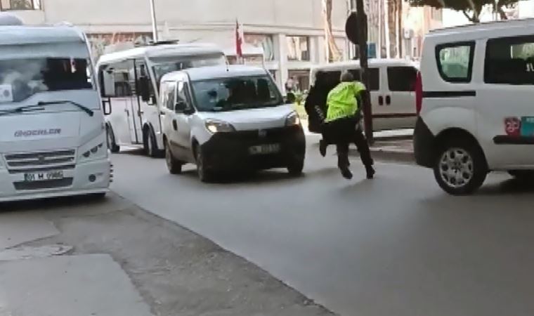 Polisi görünce 1 kilo eroini minibüste bırakıp, kaçtı