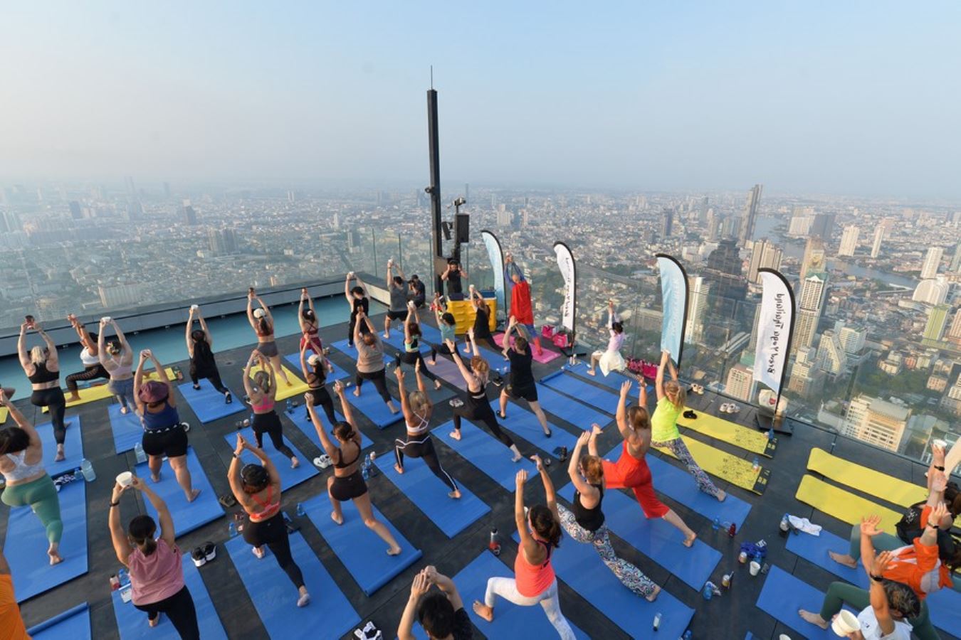 Yoga severler Bangkok'un zirve noktasında buluştu