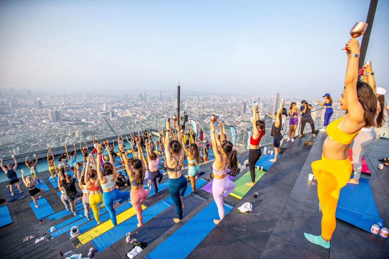 Yoga severler Bangkok'un zirve noktasında buluştu