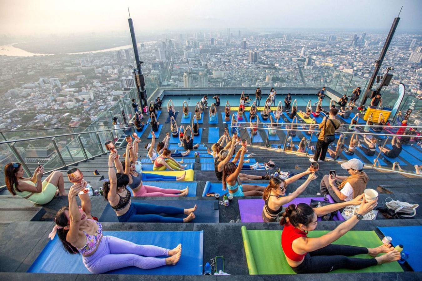 Yoga severler Bangkok'un zirve noktasında buluştu