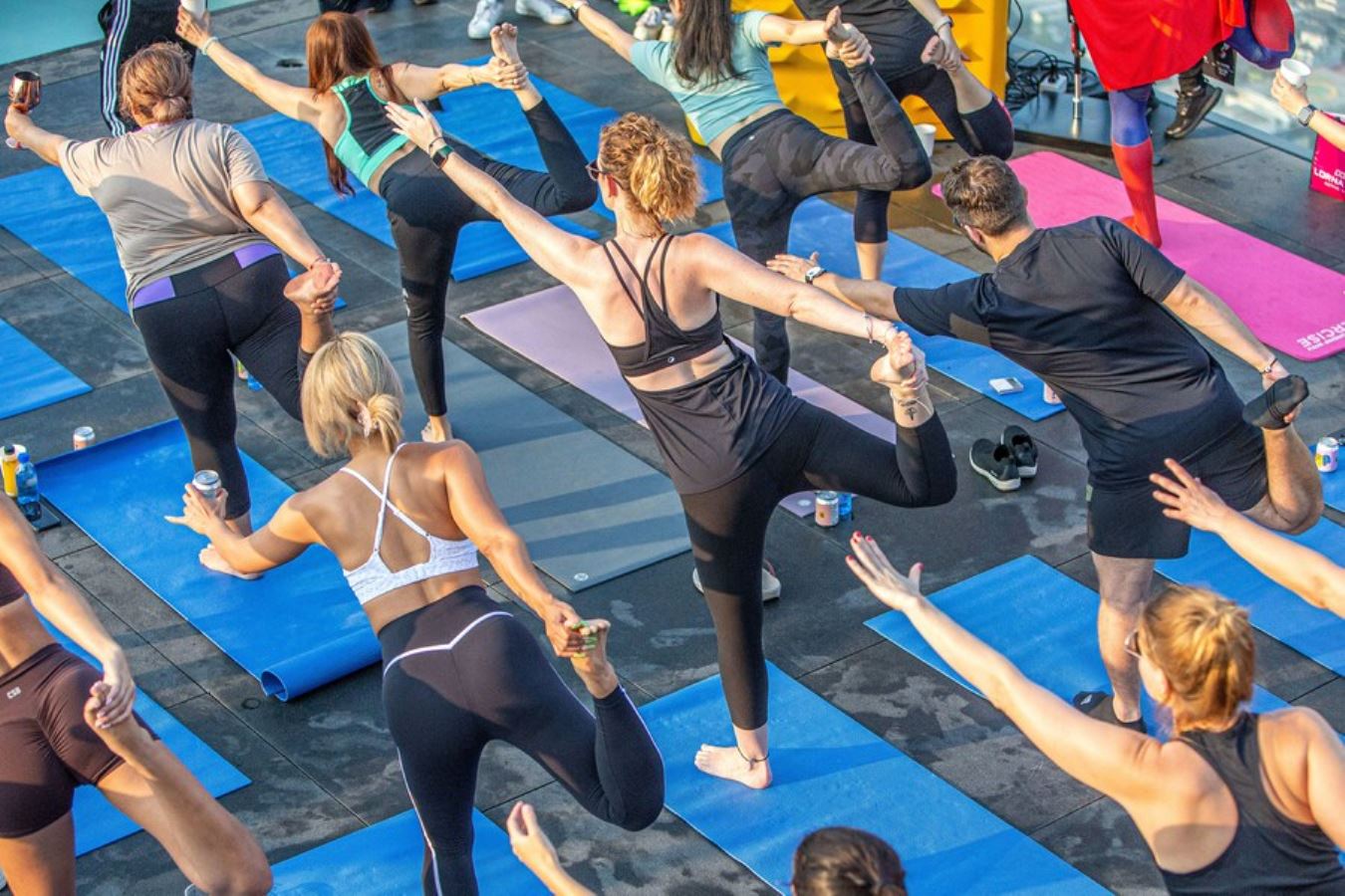 Yoga severler Bangkok'un zirve noktasında buluştu