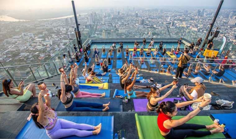 Yoga severler Bangkok'un zirve noktasında buluştu