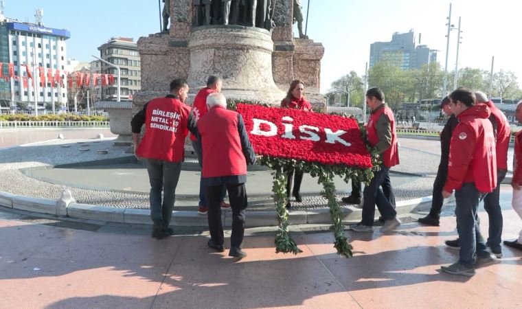 DİSK Taksim Cumhuriyet Anıtı'na çelenk bıraktı