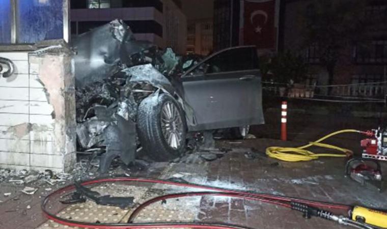 Bursa'da otomobil, metro istasyonunun alt geçidine çarptı: 3 ölü, 1 yaralı