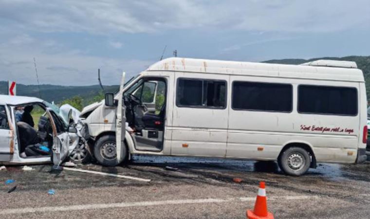 Öğrenci servisi ile otomobil çarpıştı: 1 ölü, 11 yaralı