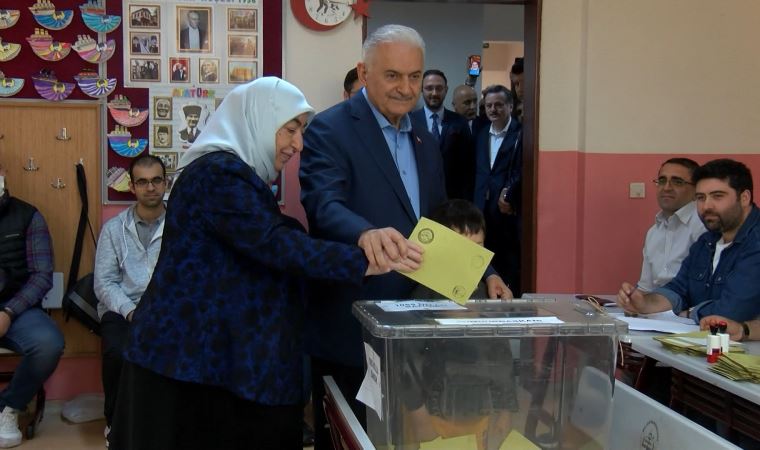 Binali Yıldırım: Ne oldu hanım, karar veremedin mi?