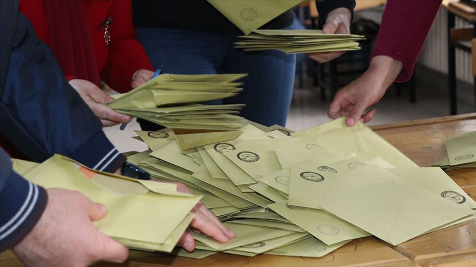 Oy kullanırken nelere dikkat edilmeli? Kullanılan oylar hangi hallerde geçersiz sayılır? Sandıklarda kaç parti temsilcisi olacak?