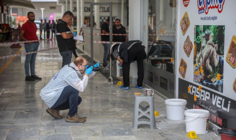 Motosikletle gelip, işyeri önündeki 2 kişiye kurşun yağdırdı