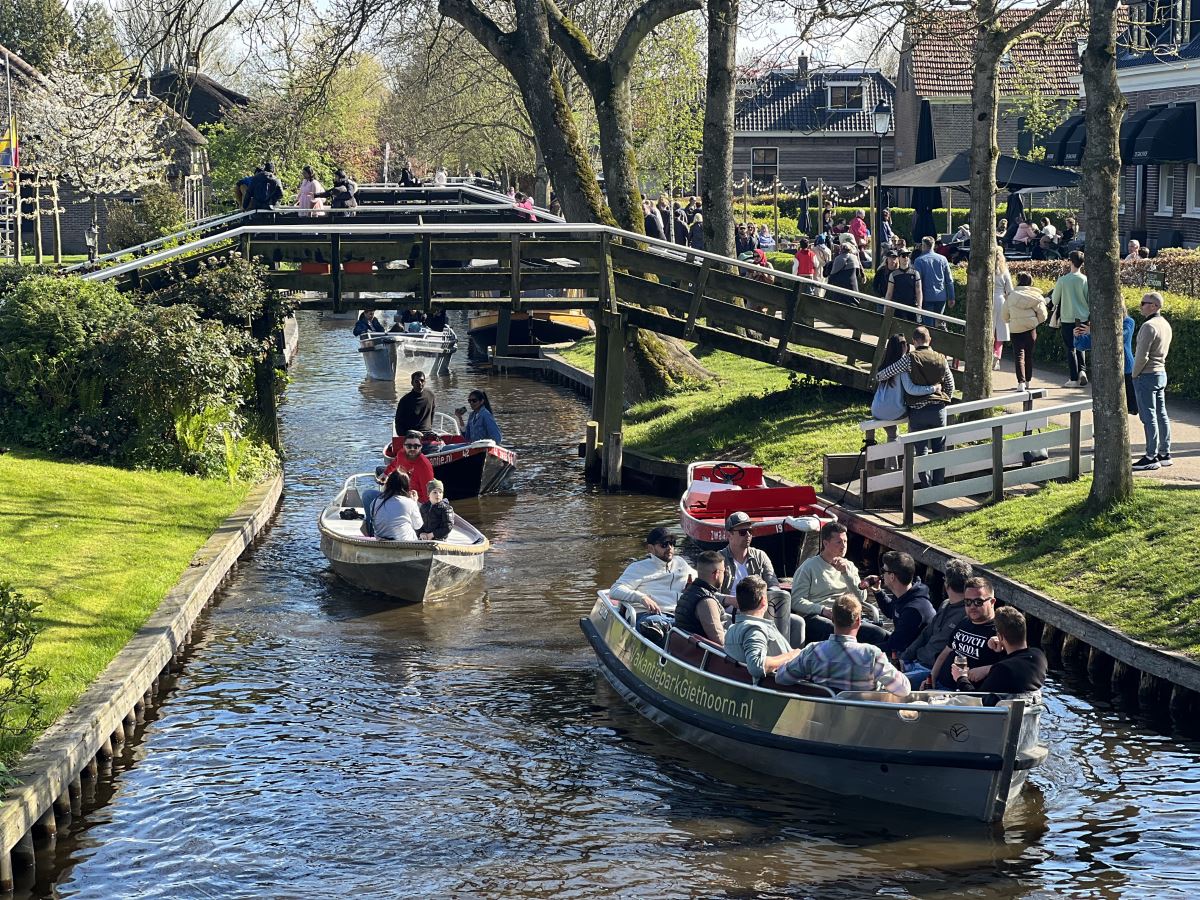 Hollanda'nın araba yolu olmayan köyü: Giethoorn