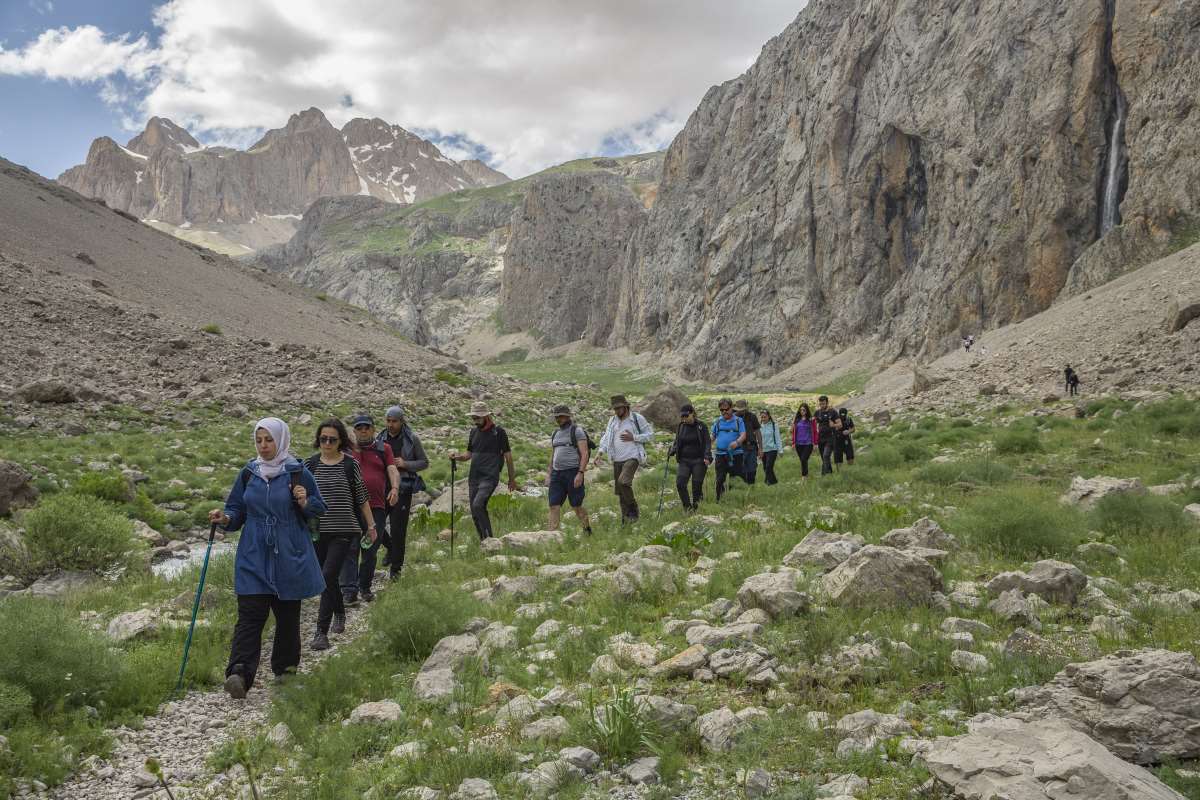 Yağışlarla debisi yükselen Kırkmerdiven Şelaleleri'ne doğa gezileri başladı