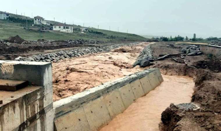 Kırıkkale'de yağışlar devam ediyor: Dereler taştı arazileri su bastı