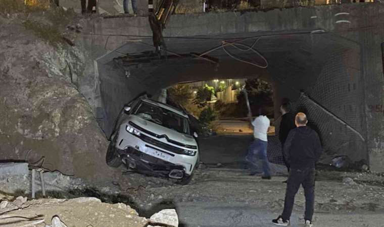 Yer: Küçükçekmece... Şantiye alanından geçen araç 'çukura' düştü