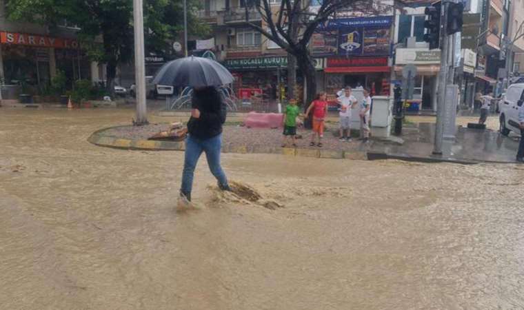 İzmit'te sağanak etkili oldu: Dere taştı, cadde su altında kaldı