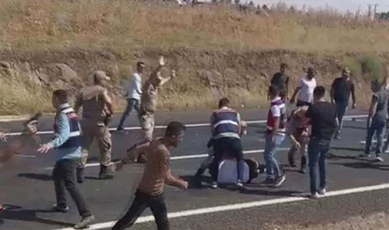 Şanlıurfa'da bir kişi yolu trafiğe kapattı, linç edilmekten jandarma kurtardı