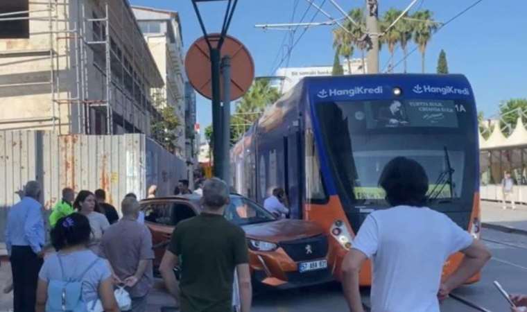 Antalya’da tramvay ile otomobil çarpıştı: Seferler aksadı