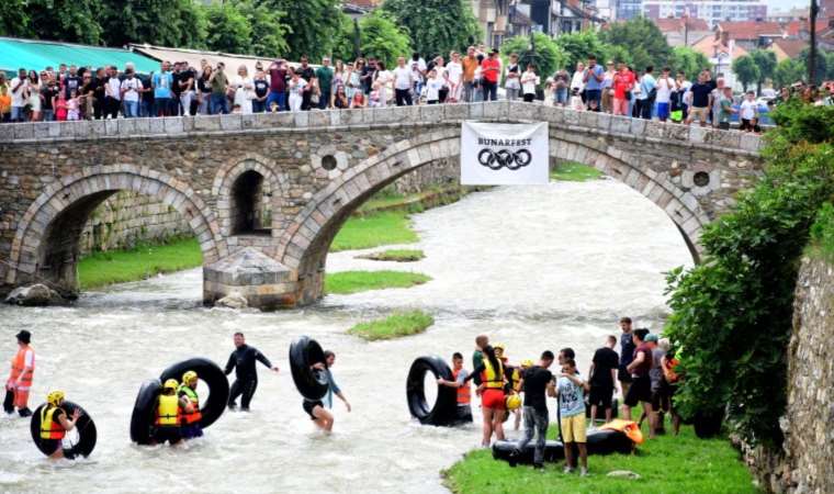 Kosova'da 'şambrelli' rafting heyecanı!