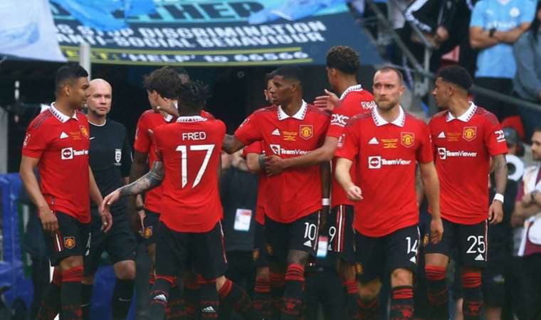 Manchester United 12 futbolcuyla yolları ayırıyor