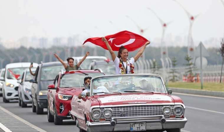 Şampiyon milli tekvandocu Nafia Kuş, Adana'da klasik arabayla tur attı