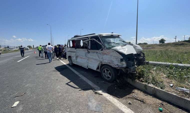 Kayseri'de minibüs ile kamyon çarpıştı: 1 ölü, çok sayıda yaralı!