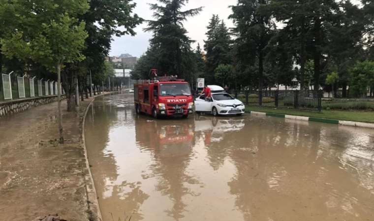 Amasya'yı sağanak vurdu: Yollar su altında kaldı