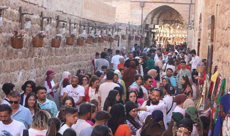 Midyat'ta bayram yoğunluğu... Günde 10 bin kişi ziyaret ediyor!