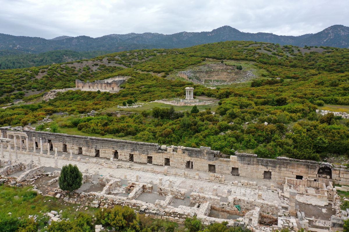 Kibyra'da ayağa kaldırılan anıtsal çeşmeden 1300 yıl sonra su akıyor