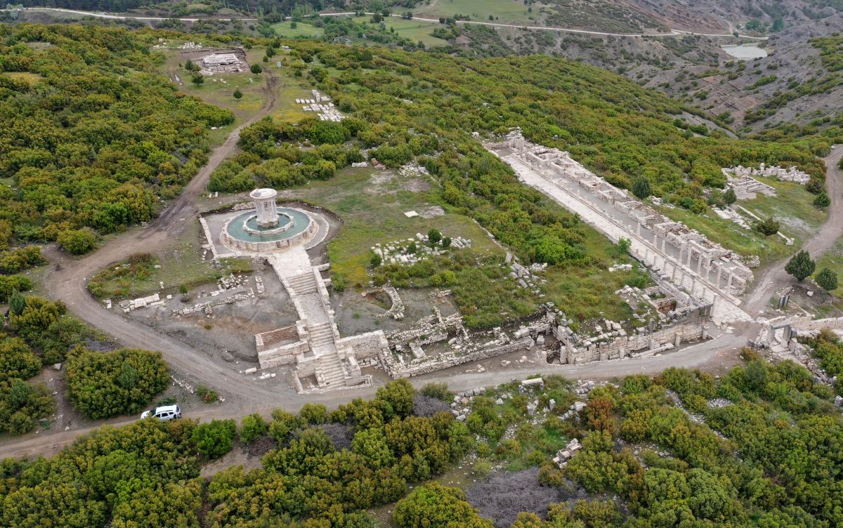 Kibyra'da ayağa kaldırılan anıtsal çeşmeden 1300 yıl sonra su akıyor