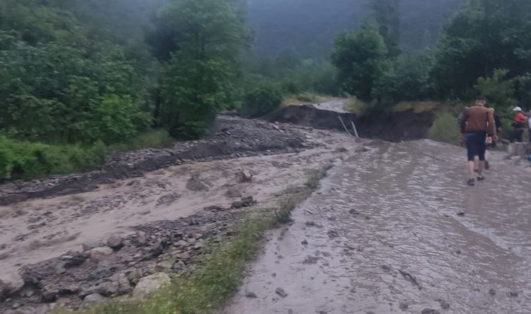 Amasya’da sel sularına kapılan otomobildeki 2 kişi kayboldu