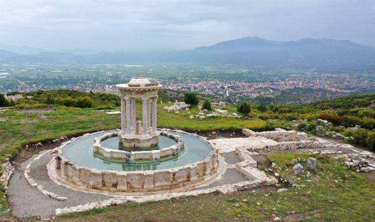 Kibyra'da ayağa kaldırılan anıtsal çeşmeden 1300 yıl sonra su akıyor