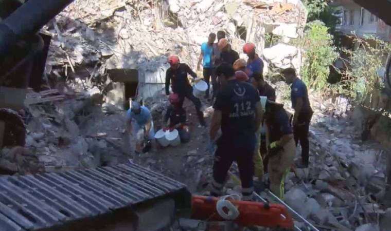 Son dakika... Bakırköy'de bina çöktü: Göçük altında kalan işçi kurtarıldı