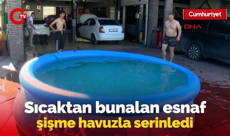 Sıcaktan bunalan esnaf dükkanının önündeki şişme havuzda serinledi