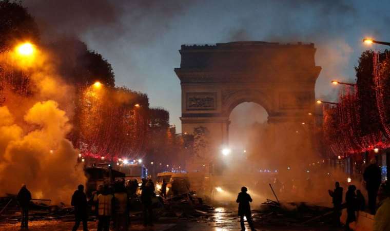 Fransız polisi Paris'teki Şanzelize Caddesi'ni tahliye etti