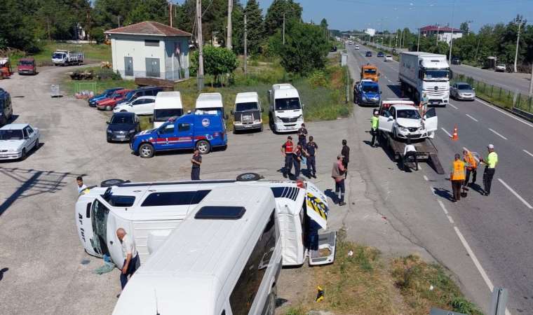 Feci kaza... İşçi servisi ile otomobil çarpıştı: 19 yaralı!