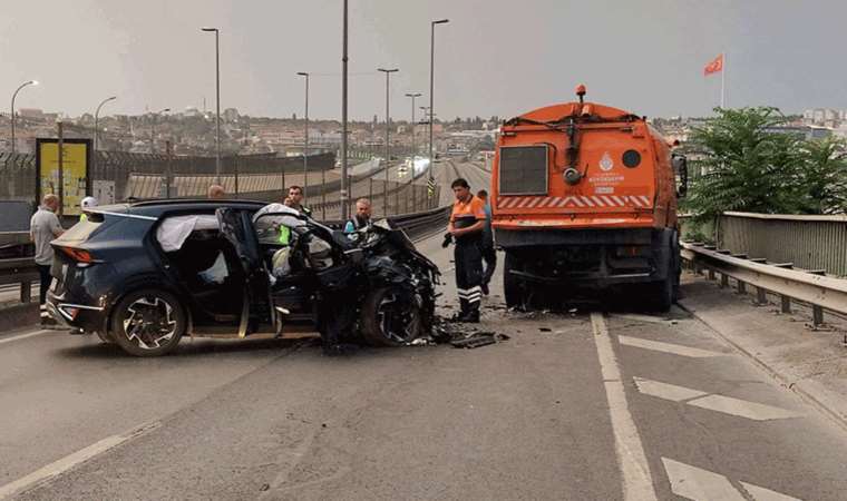 Haliç Köprüsü'nde otomobil yol temizleme aracına çarptı: 2 yaralı