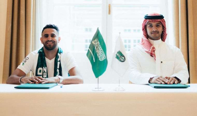 Cezayirli futbolcu Riyad Mahrez, Al-Ahli'ye imzayı attı