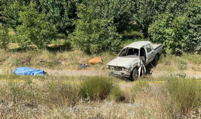 Şarampole devrilen kamyonette yaşlı çifti ölüm ayırdı