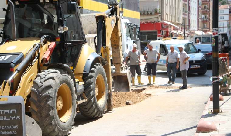 Alt yapı çalışmasında iş makinesi doğalgaz borusunu deldi