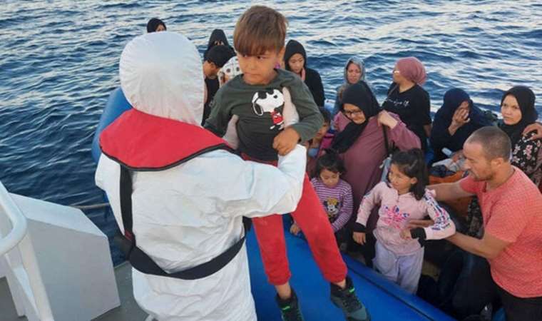 Yunanistan’ın ittiği kaçak göçmenler Çanakkale açıklarında kurtarıldı