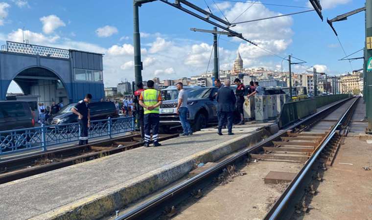 Son dakika... Seferler durduruldu! Galata Köprüsü'nde araç tramvay yoluna girdi