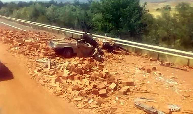 TIR'daki tuğlalar, otomobilin üzerine döküldü: 2 yaralı