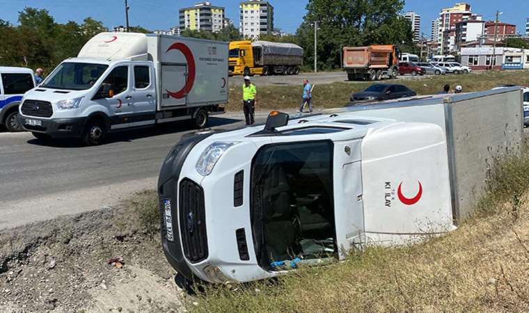 Kızılay'ın kan toplama aracı devrildi: 1 yaralı