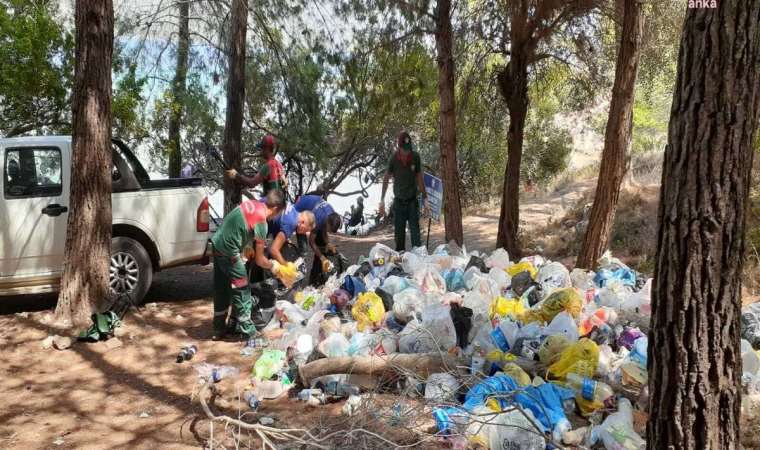 Akbük koyunda 2 ton çöp toplandı